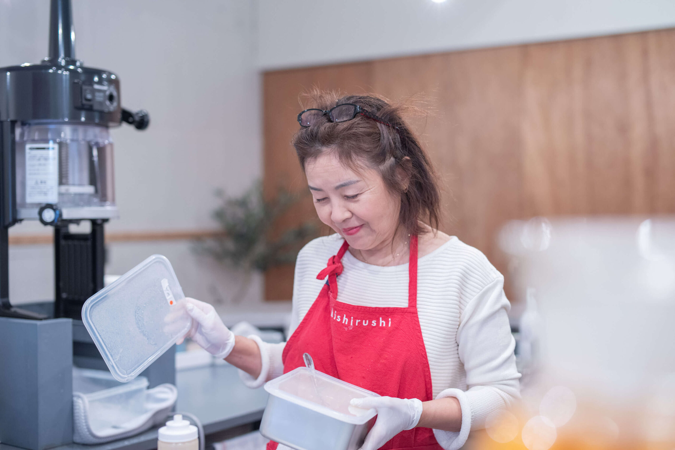 店内で作っている女性