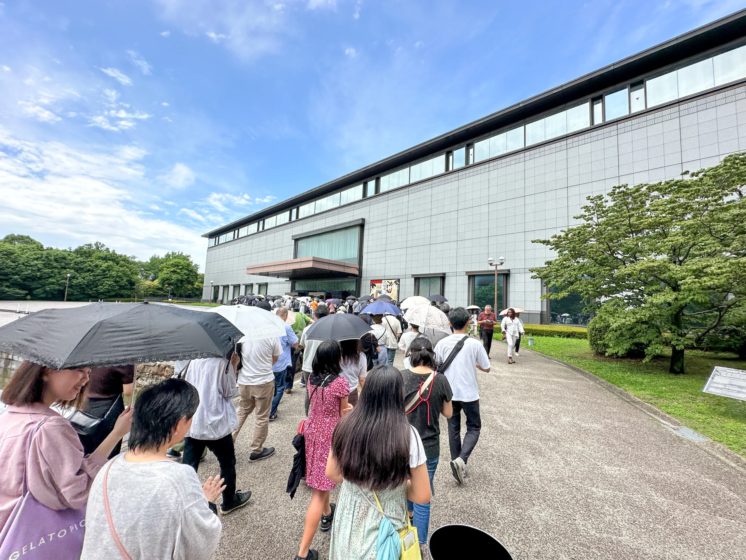 施設内の行列風景